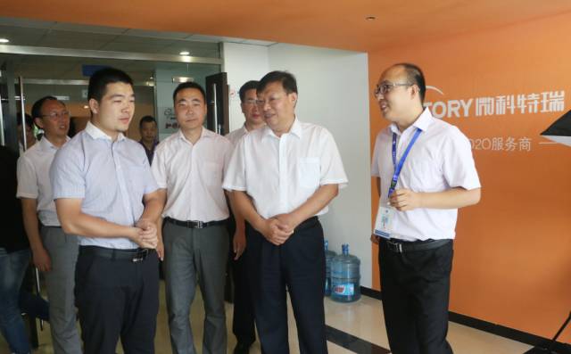 大鹏向杨市长介绍荆州分公司的发展概况